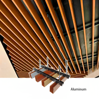 Plafonds suspendus en alliage d'aluminium artistiques et modernes, en forme de U, avec des caractéristiques ignifuges et imperméables pour la décoration intérieure