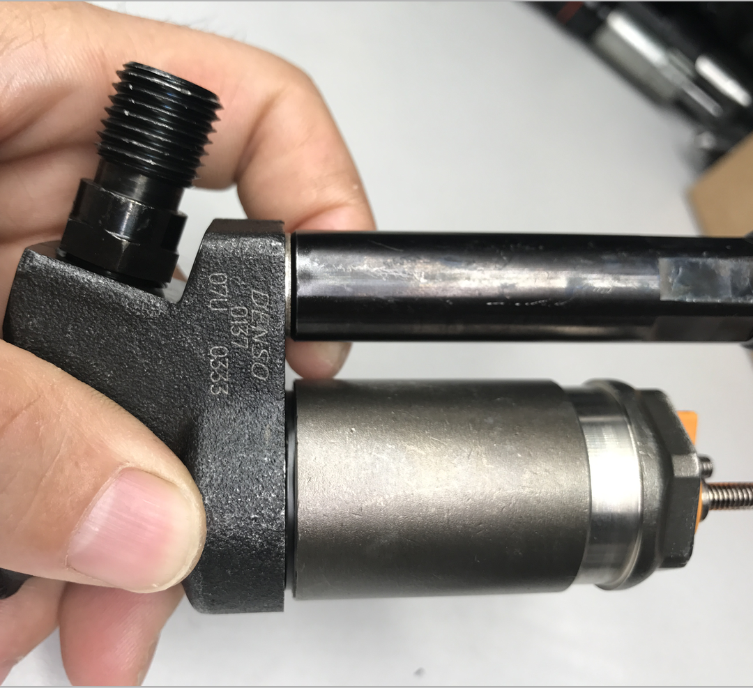 High Quality Diesel Engine Fuel Injector 095000-0285 Common Rail Fuel Injector 23910-1136 23910-1135 For HINO