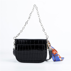 ZB345缅甸工厂0关税时尚名牌皮包休闲女专利pu鳄鱼翻盖派对斜挎包带围巾 - Product Image 3