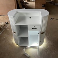 Bureau d'accueil moderne blanc avec comptoir de caisse durable à prix économique pour les salons de beauté, les bureaux, les hôtels, les gymnases et les hôpitaux