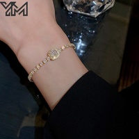 Bracelet tennis bicolore plaqué or et or blanc avec halo rond en zircon cubique et fermoir coulissant réglable, vendu à l'unité