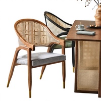 Chaise de salle à manger en rotin et bois massif de style nordique avec revêtement en coton et lin, design vintage pour la maison, les gîtes et les cafés