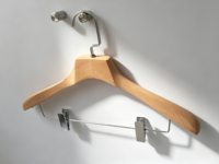 Cintre simple en bois massif avec crochet en acier inoxydable - Hêtre naturel, antidérapant, écologique, vente en gros