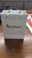 Sac en papier d'expédition imprimé avec logo personnalisé, sac cadeau de luxe en papier d'art avec votre propre logo pour vêtements, parfums, cosmétiques