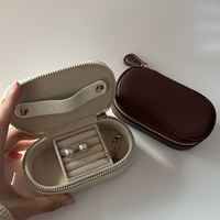 Boîte à bijoux de voyage ovale en cuir PU vegan grainé avec fermeture éclair dorée, mini, personnalisable avec logo et couleur