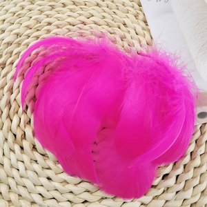 Venta al por Mayor de 100 Piezas de Plumas de Ganso Teñidas Naturalmente de 6 a 12 cm, Suaves para <span class=keywords><strong>Manualidades</strong></span>, Sombreros, <span class=keywords><strong>Atrapasueños</strong></span>, Vestidos, Decoraciones de Carnaval, a Granel y Baratas - Product Image 6