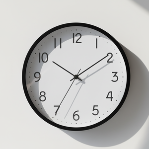 Horloge murale analogique à quartz personnalisée de 12 pouces, fonctionnant sur piles, style antique romain, design contemporain, en plastique épais, décoration pour la maison - Product Image 1