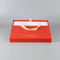 Emballage rouge Cadeau en papier artisanal Nichoir pour oiseaux avec poignée