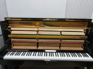 Piano Vertical Clásico Yamaha U1D, Importado de Japón, Artesanía Superior, Acabado Negro, Rendimiento Impecable - Product Image 3