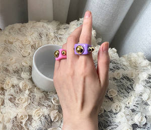 트렌디하고 인기 있는 스타일의 기하학적 디자인의 플라스틱 레진 배꼽 링 여성용 손가락 반지 - Product Image 4
