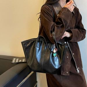 Sac fourre-tout grande capacité pour femme, texture douce, sac à bandoulière avec breloque, idéal pour le travail, le shopping, les voyages et l'usage quotidien - Product Image 2