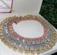 Collier personnalisé avec pendentif en forme de plaque nominative en baguette glacée, initiales en diamant rose, lettre en zircon cubique, collier avec nom pour homme, bijoux