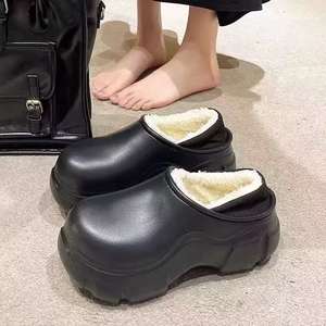 Zapatillas de invierno para mujer con suela gruesa, doble capa de felpa, cálidas, para exteriores, con decoración de cuentas, colores mixtos, estilo mule. - Product Image 6