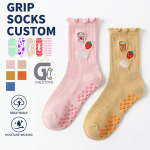 Chaussettes antidérapantes en coton pour femmes avec logo personnalisé, bord festonné, broderie mignonne, antidérapantes en silicone pour le yoga, le pilates et la maison - Product Image 1
