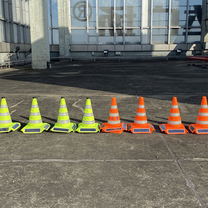 Cône de signalisation routière rétractable solaire de 41 cm, imperméable et réfléchissant, avec bande lumineuse |   Cône de signalisation à commande automatique par la lumière - Product Image 5