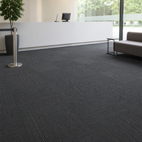 Dalles de moquette vertes 50x50cm en nylon à boucles, dalles de moquette modulaires carrées pour projets commerciaux, OEM