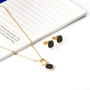 Collar con Colgante de Acero Inoxidable con Diseño Simple en Oro de 18k, Joyería para Mujer, Gran Venta - Product Image 1