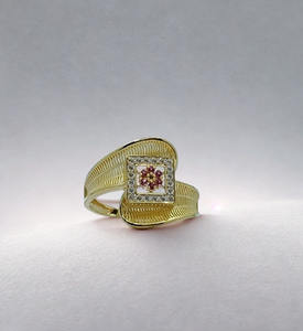 แหวนทองคำสีเหลืองลายเท็กซ์เจอร์ประดับเพชรทรงสี่เหลี่ยมและดอกไม้ประดับไพลินสีชมพู ดีไซน์หรูหราสำหรับผู้หญิง - Product Image 2