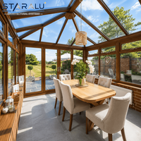Véranda de jardin résistante aux intempéries avec toit en verre trempé et isolation thermique pour une utilisation toute saison, espace de vie confortable pour patio.