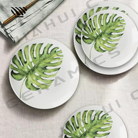 Collection d'assiettes en porcelaine exquise inspirée de Monstera avec des détails de feuilles vertes luxuriantes