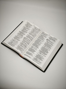 พระคัมภีร์ไบเบิลฉบับ NIV พิมพ์ดิจิทัลบนกระดาษออฟเซ็ต ปกอ่อน เย็บเข้าเล่ม - Product Image 2