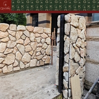 Revêtement en pierre calcaire beige clair GOLDKING pour murs de soutènement, bordures paysagères et projets de façades urbaines en gros volume