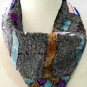 Écharpe tendance faite à la main avec perles colorées, écharpe légère et élégante pour femmes avec bijoux en perles - Product Image 1