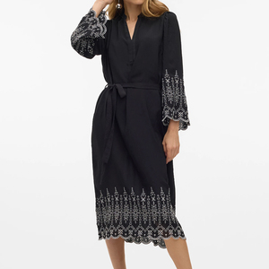 Robe midi fluide noire brodée <span class=keywords><strong>style</strong></span> bohème <span class=keywords><strong>chic</strong></span> pour femme, coupe décontractée avec détails en dentelle, vente en gros personnalisée Wisrise Fashion - Product Image 4