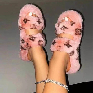 Chaussons jetables en fausse fourrure antidérapants personnalisables avec logo 2026 pour femmes, usage intérieur domestique - Product Image 2