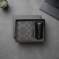 Ensemble cadeau d'entreprise personnalisé avec logo, comprenant un carnet en cuir PU gaufré Liviya, un stylo, un porte-clés et une bouteille d'eau isotherme.
