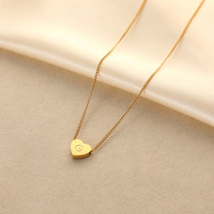 Piccola collana minimalista di amore regalo di gioielli in acciaio inossidabile placcato oro 18K <span class=keywords><strong>Mini</strong></span> piccolo cuore con lettera collana pendente - Product Image 5