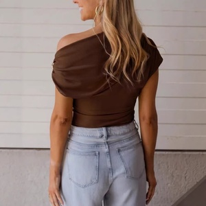 T-<span class=keywords><strong>shirt</strong></span> côtelé uni asymétrique à col décoré de métal, coupe ajustée, <span class=keywords><strong>manches</strong></span> <span class=keywords><strong>courtes</strong></span>, style décontracté, pour <span class=keywords><strong>femme</strong></span>, collection Europe-Amérique 2026 - Product Image 3