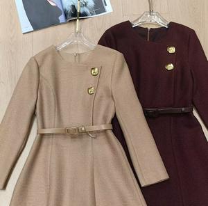 Nuovo abito invernale di alta qualità 2025 <span class=keywords><strong>abiti</strong></span> firmati di moda donna Flower botton cintura Deco manica lunga a metà polpaccio <span class=keywords><strong>in</strong></span> <span class=keywords><strong>lana</strong></span> kaki - Product Image 4