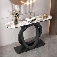 Table console industrielle moderne avec plateau en pierre frittée blanche et base métallique noire à anneaux entrelacés, pour entrée, couloir, table de canapé, maison