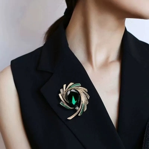Vintage indah kristal berwarna-warni berlian imitasi bros elegan zamrud Bulan bros pin lencana corsage perhiasan wanita - Product Image 1