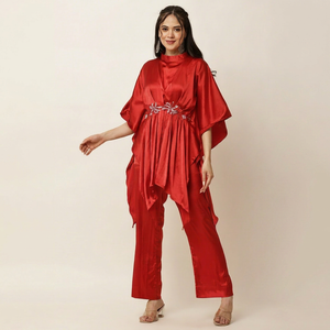 Ensemble élégant en satin rouge style kaftan empire avec broderie asymétrique, col montant, manches courtes et perles. - Product Image 1