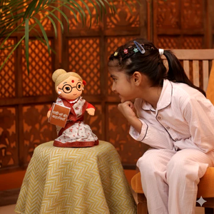 Muñeca de Peluche Interactiva Dadima, Contadora de Cuentos en Hindi, Juguete Educativo para Niños, Aprendizaje del Idioma Hindi - Product Image 3