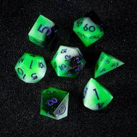 Ensemble de dés en résine vert toxique 7 pièces avec chiffres en encre pailletée violette, dés polyédriques pour jeux de table