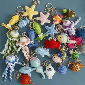 Llavero de ganchillo hecho a mano con miniaturas de animales marinos: Cangrejo, Tiburón, Delfín, Pez, Estrella de mar. Colgante para bolso, muñeco de peluche. - Product Image 1