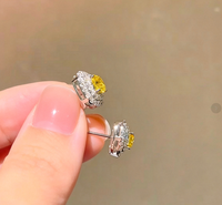 Boucles d'oreilles clous personnalisées en or 14 carats avec diamant de laboratoire jaune vif fantaisie de 0,62 ct et halo, design sur mesure, best-seller, bijoux fins