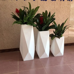 Macetas de Fibra de Vidrio Blancas para Paisajismo Comercial, Elegantes Macetas Geométricas Altas para Centros Comerciales - Product Image 1