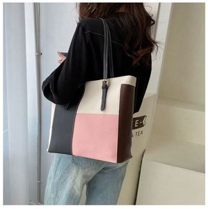 กระเป๋าโท้ทหนัง PU ซิปเดี่ยว ขนาดใหญ่ สีตัดกัน แฟชั่นใหม่ รุ่น I-0643 สำหรับผู้หญิง ขายส่ง - Product Image 4