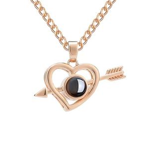 Vente chaude <span class=keywords><strong>100</strong></span> je t'aime langue Projection collier une flèche en forme de coeur collier personnalisé Photo pendentif pour les femmes - Product Image 5