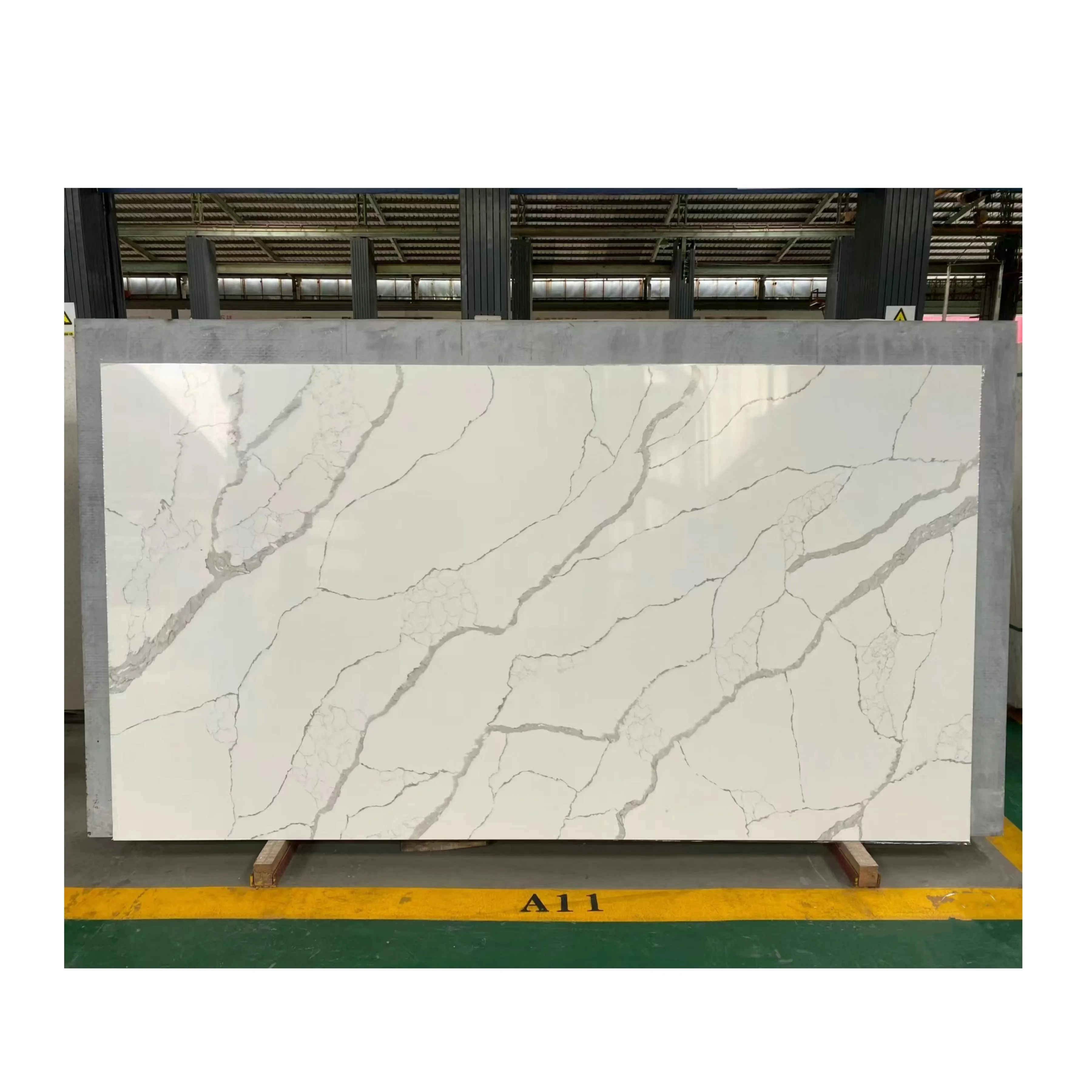 3200x1600 Calacatta พื้นผิวขัดเงาสีขาว Bookmatched ประดิษฐ์ควอตซ์สีขาวหินอ่อนธรรมชาติแผ่นเคาน์เตอร์หิน