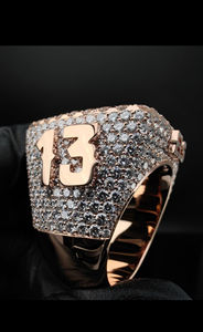 Anillo de Diamante Moissanita Sofisticado para Hombre con Piedra de Corte Redondo Clásico y Diseño de Banda Pulida Suave de la India - Product Image 3