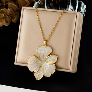 Collier Pendentif Fleur en Émail Marbré Grand Format en Acier Inoxydable Plaqué Or 18K PVD, Étanche et Inaltérable, Bijou Floral de Luxe pour Femme - Product Image 2