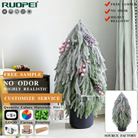 Sapin de Noël artificiel floqué de 60 cm (2 pieds) en pot, type Norfolk, avec baies rouges et cônes de pin, pour décoration de table ou cheminée intérieure