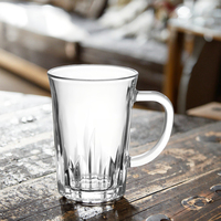 Mug en verre à texture pointue conique de 200 ml. Motif vertical élégant et poignée incurvée. Idéal pour les boissons chaudes.