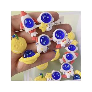 Graziosi ciondoli in resina per astronauta con ciondoli piatti a tema artigianale, custodia per telefono, <span class=keywords><strong>accessori</strong></span> per capelli, Scrapbooking, scarpe - Product Image 1