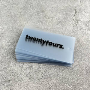 Etiquetas Colgantes de PVC Impresas a Color Personalizadas - Etiquetas de Ropa Transparentes Esmeriladas de Doble Capa con Cordón - Product Image 4